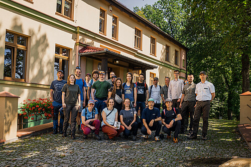 Abb 1 Die Studierenden der BFH-HAFL zusammen mit Mitgliedern von Staatsforst Polen auf dem Weg ins Feld.