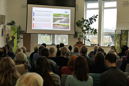 Monika Runkel von der Forstlichen Versuchs- und Forschungsanstalt Baden-Württemberg stellt ihr Projekt «Wasserspeicher Wald» vor.