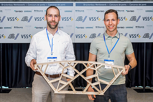 Dominik Keller (à gauche) et Jonas Held savent comment tirer le maximum du matériau de construction qu’est le bâtonnet de glace en bois.