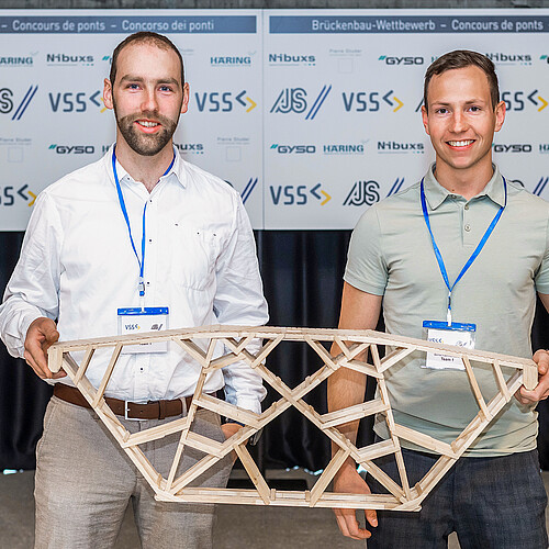 Dominik Keller (à gauche) et Jonas Held savent comment tirer le maximum du matériau de construction qu’est le bâtonnet de glace en bois.