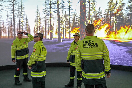 Das virtuelle Feuer in einer Kiefernplantage verhält sich wie in der Realität, bringt die Feuerwehrteams aber nicht in Gefahr.