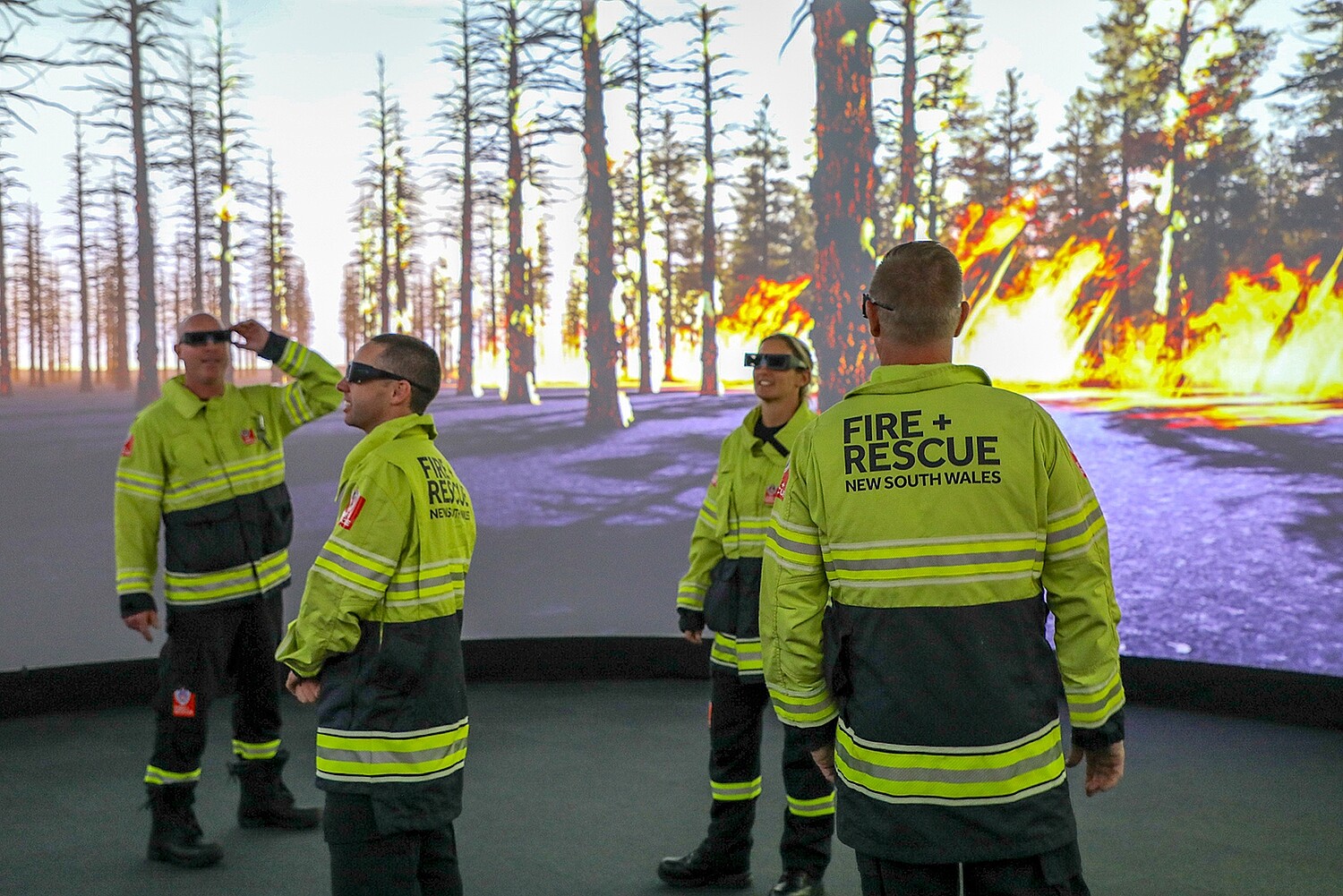 Das virtuelle Feuer in einer Kiefernplantage verhält sich wie in der Realität, bringt die Feuerwehrteams aber nicht in Gefahr.