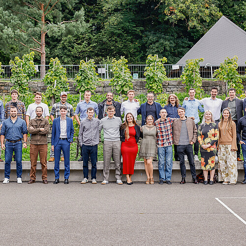 Die diesjährigen Absolventinnen und Absolventen des Studiengangs Waldwissenschaften an der BFH-HAFL. Vorne (v.l.): Cyrill Mottier, Steve Duplan, Nicolas Grand, Loïc Lanz, Jan Philipp Herzog, Yves Bernet, Céline Bosshard, Carol Wyss, Samuel Schweizer, Manuel Kraus, Caroline Verling, Lisa Uebersax, David Bevilacqua. Hinten (v.l.): Dieter Winkler, Silvano Vondrasek, Zeno Somaini, Matteo Sansossio, Matteo Daverio, Joy Steiger, Samuele Canepa, Janosch Bardill, Felix Ammann, Joel Kaesmacher, Adrian Andri, Samuel Schumacher, Nathanael Hochhuth. Es fehlen: Théo Bischofberger, Gilles Maire, Kathrin Saxer, Julien Pittet, Samuel Strub, Pascal Walther, Patrick Winkler.