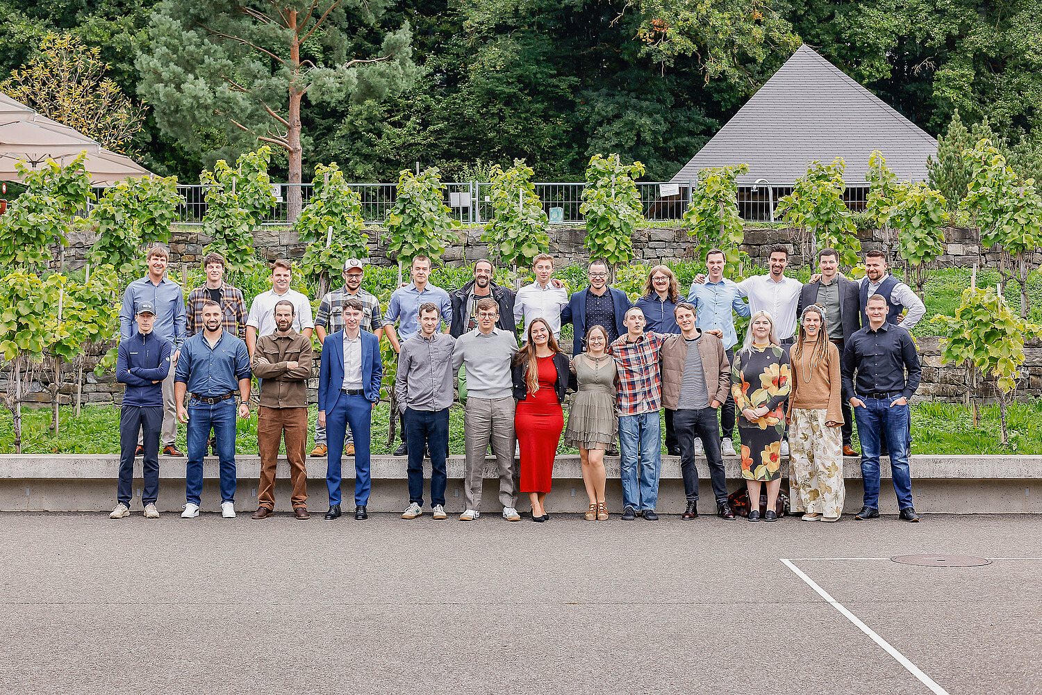 Die diesjährigen Absolventinnen und Absolventen des Studiengangs Waldwissenschaften an der BFH-HAFL. Vorne (v.l.): Cyrill Mottier, Steve Duplan, Nicolas Grand, Loïc Lanz, Jan Philipp Herzog, Yves Bernet, Céline Bosshard, Carol Wyss, Samuel Schweizer, Manuel Kraus, Caroline Verling, Lisa Uebersax, David Bevilacqua. Hinten (v.l.): Dieter Winkler, Silvano Vondrasek, Zeno Somaini, Matteo Sansossio, Matteo Daverio, Joy Steiger, Samuele Canepa, Janosch Bardill, Felix Ammann, Joel Kaesmacher, Adrian Andri, Samuel Schumacher, Nathanael Hochhuth. Es fehlen: Théo Bischofberger, Gilles Maire, Kathrin Saxer, Julien Pittet, Samuel Strub, Pascal Walther, Patrick Winkler.