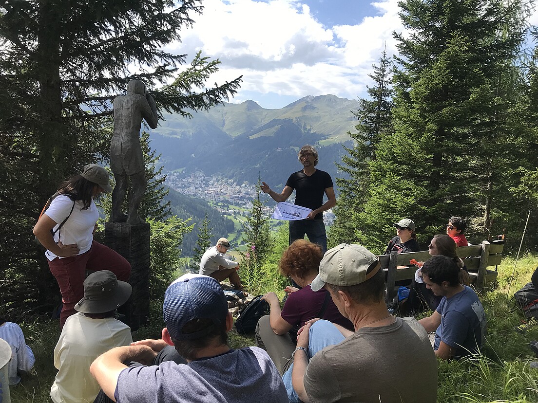 Boris Pezzatti (WSL Cadenazzo) erläutert oberhalb von Davos Hintergründe zum Waldbrandgeschehen in der Schweiz.
