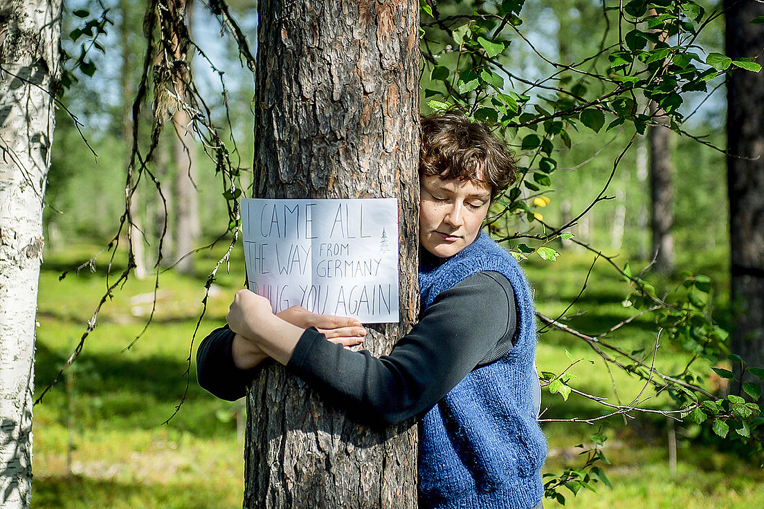 Es gibt viele Arten, die Verbundenheit mit einem Baum auszudrücken – zum Beispiel jene von Johanna, der Baumumarm-Weltmeisterin 2023.