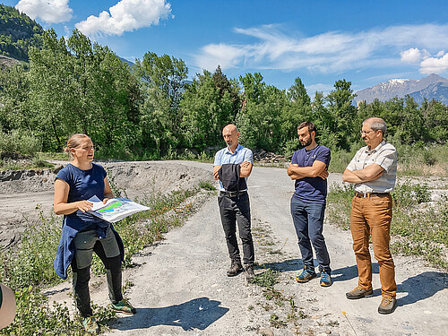Vorausschauend: Anlässlich der Vorstandssitzung vom Mai 2022 beim Amt für Wald und Naturgefahren Graubünden erläuterte Miriam Arpagaus das Projekt der Renaturierung einer Kiesgrube in den Rheinauen bei Trimmis, bei dem Realersatzflächen für künftige Rodungen gesichert werden konnten.