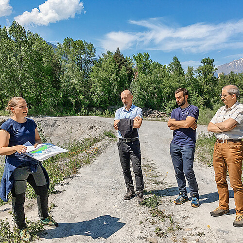 Vorausschauend: Anlässlich der Vorstandssitzung vom Mai 2022 beim Amt für Wald und Naturgefahren Graubünden erläuterte Miriam Arpagaus das Projekt der Renaturierung einer Kiesgrube in den Rheinauen bei Trimmis, bei dem Realersatzflächen für künftige Rodungen gesichert werden konnten.