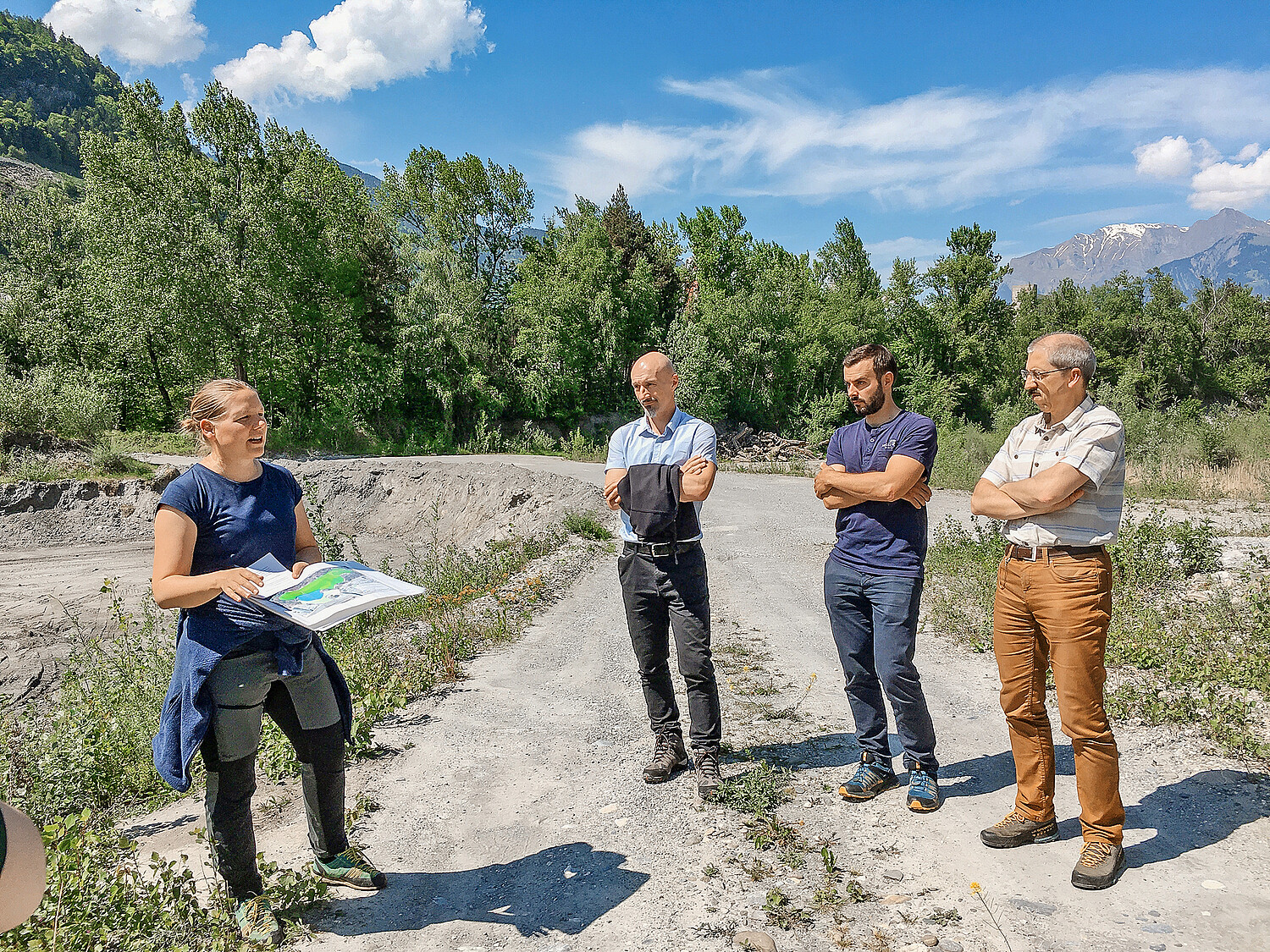 Vorausschauend: Anlässlich der Vorstandssitzung vom Mai 2022 beim Amt für Wald und Naturgefahren Graubünden erläuterte Miriam Arpagaus das Projekt der Renaturierung einer Kiesgrube in den Rheinauen bei Trimmis, bei dem Realersatzflächen für künftige Rodungen gesichert werden konnten.