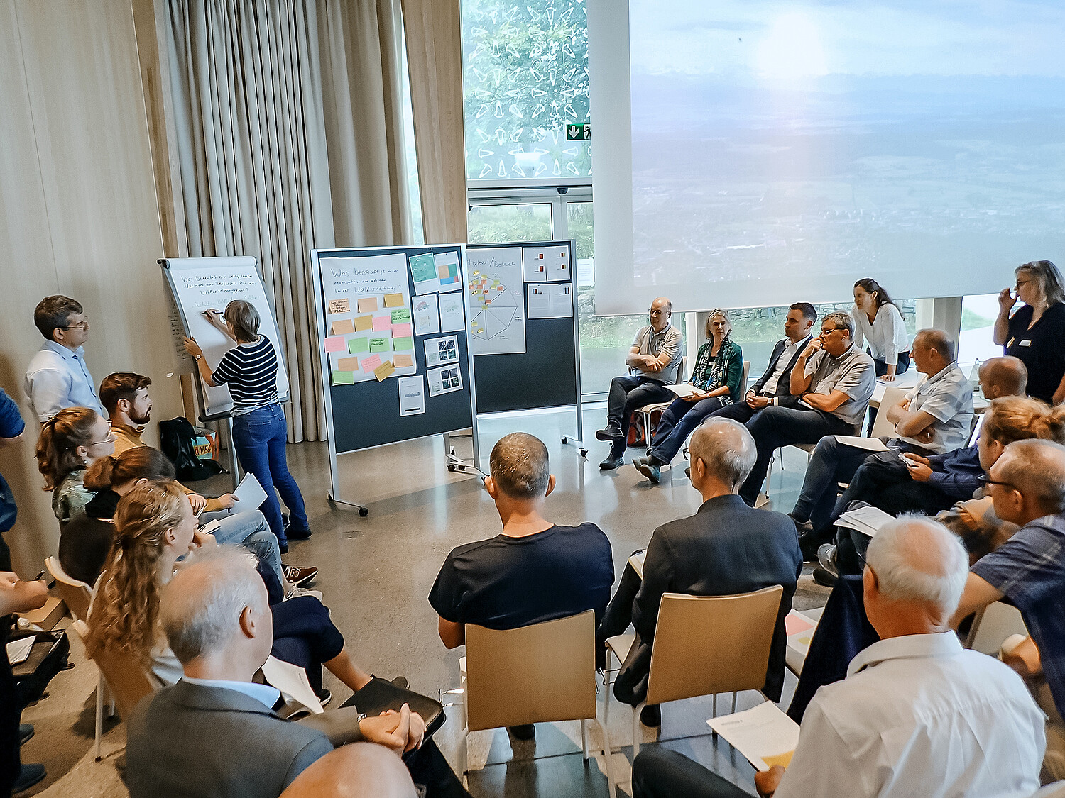 Abb 1 Der kreative Dialog mit Entscheidungsträgern und Meinungsführerinnen aus unterschiedlichen Sektoren schaffte ein besseres Verständnis für unterschiedliche Interessen und Standpunkten zu Walderhaltung und Rodungsersatz.