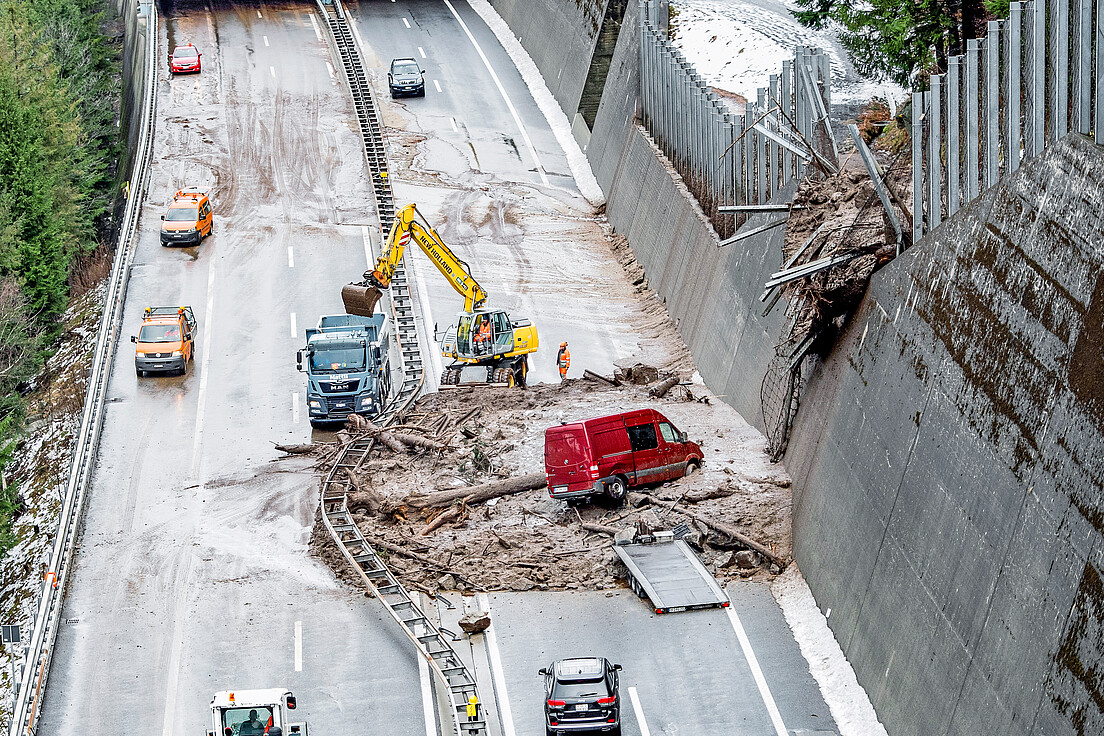 Abb 1 Eine Hangmure von rund 400 m3 verschüttete am 23. Januar 2018 die Gotthardautobahn A2 zwischen der Wilerplanggen und der Ripplistal-Galerie über eine Breite von 50 Metern.