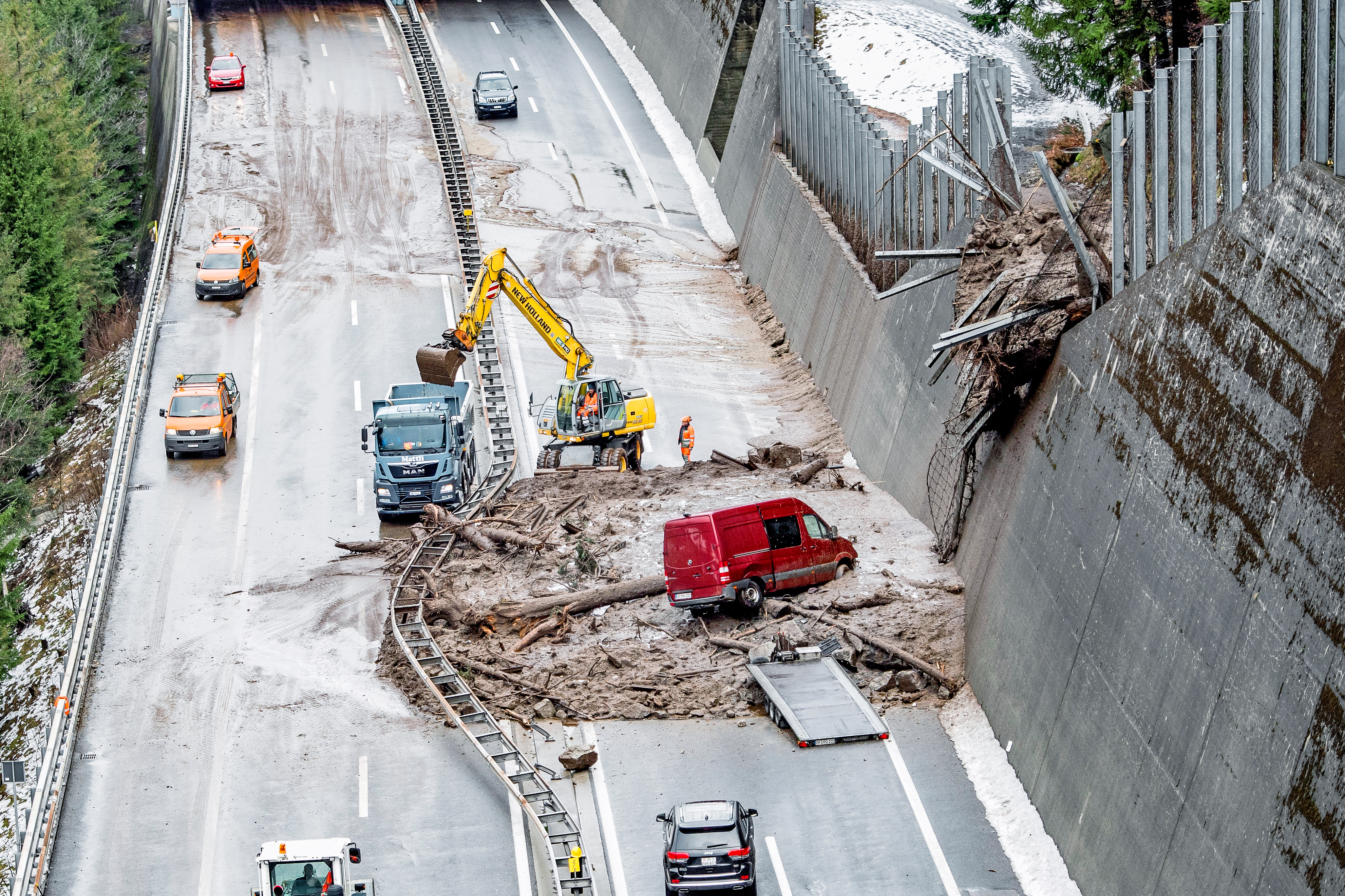 Abb 1 Eine Hangmure von rund 400 m3 verschüttete am 23. Januar 2018 die Gotthardautobahn A2 zwischen der Wilerplanggen und der Ripplistal-Galerie über eine Breite von 50 Metern.
