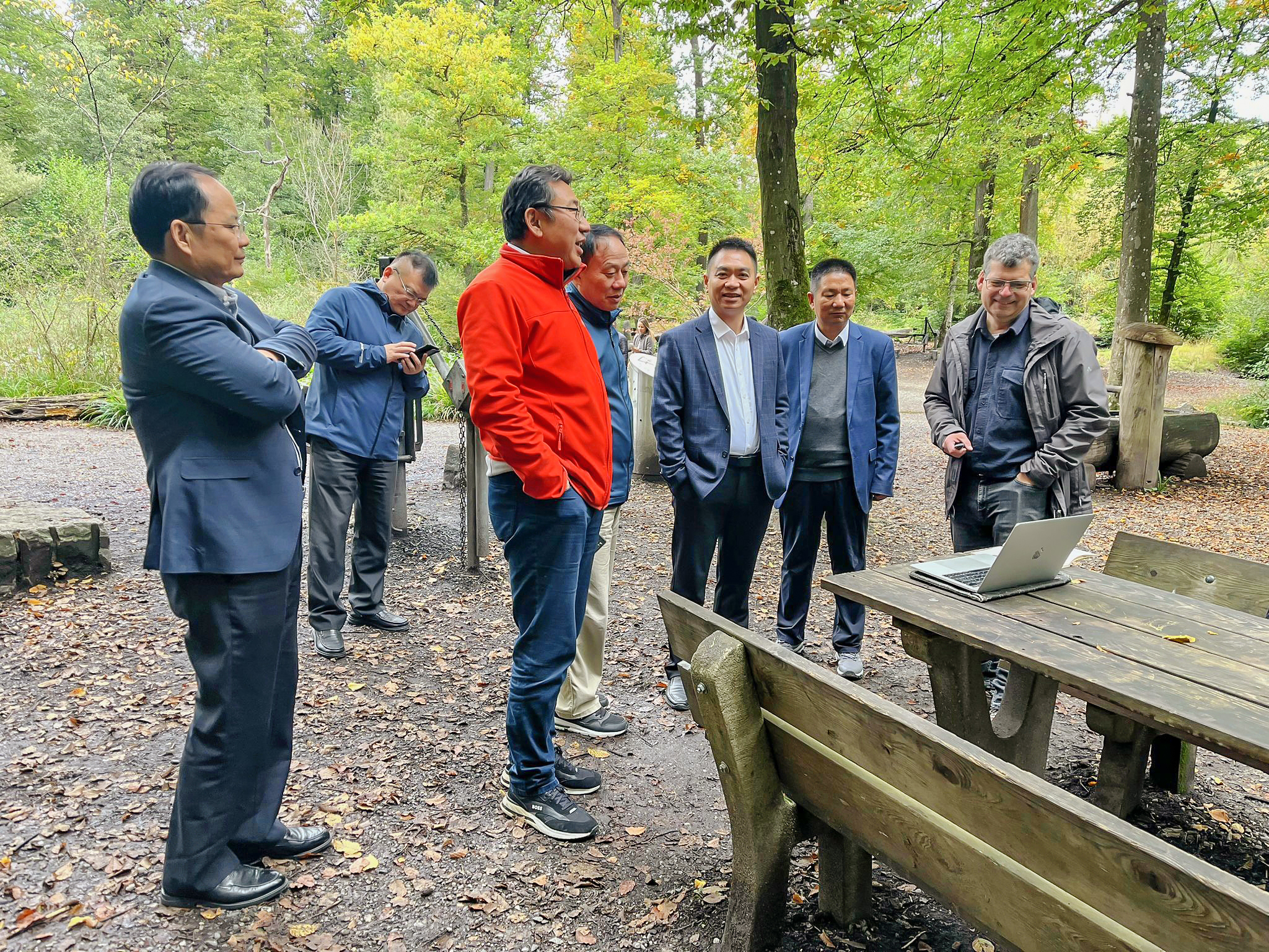 Abb 1 Lukas Denzler (rechts) gibt der Gruppe von Forstfachleuten aus China einen Einblick in die Schweizer Waldlandschaft.