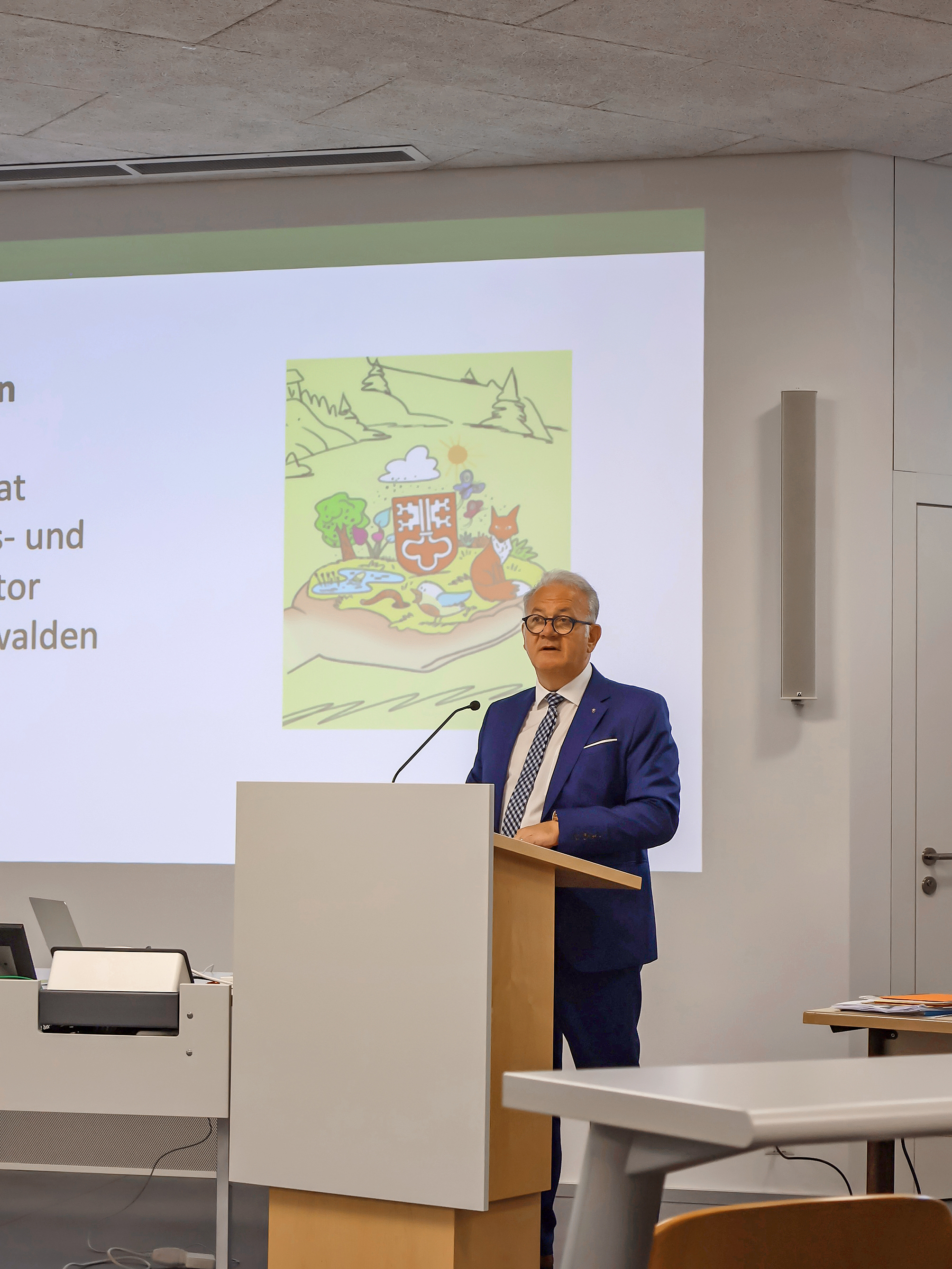 Abb 3 Joe Christen hob Schutz, Erholung und Wirtschaftlichkeit der Waldleistungen hervor.
