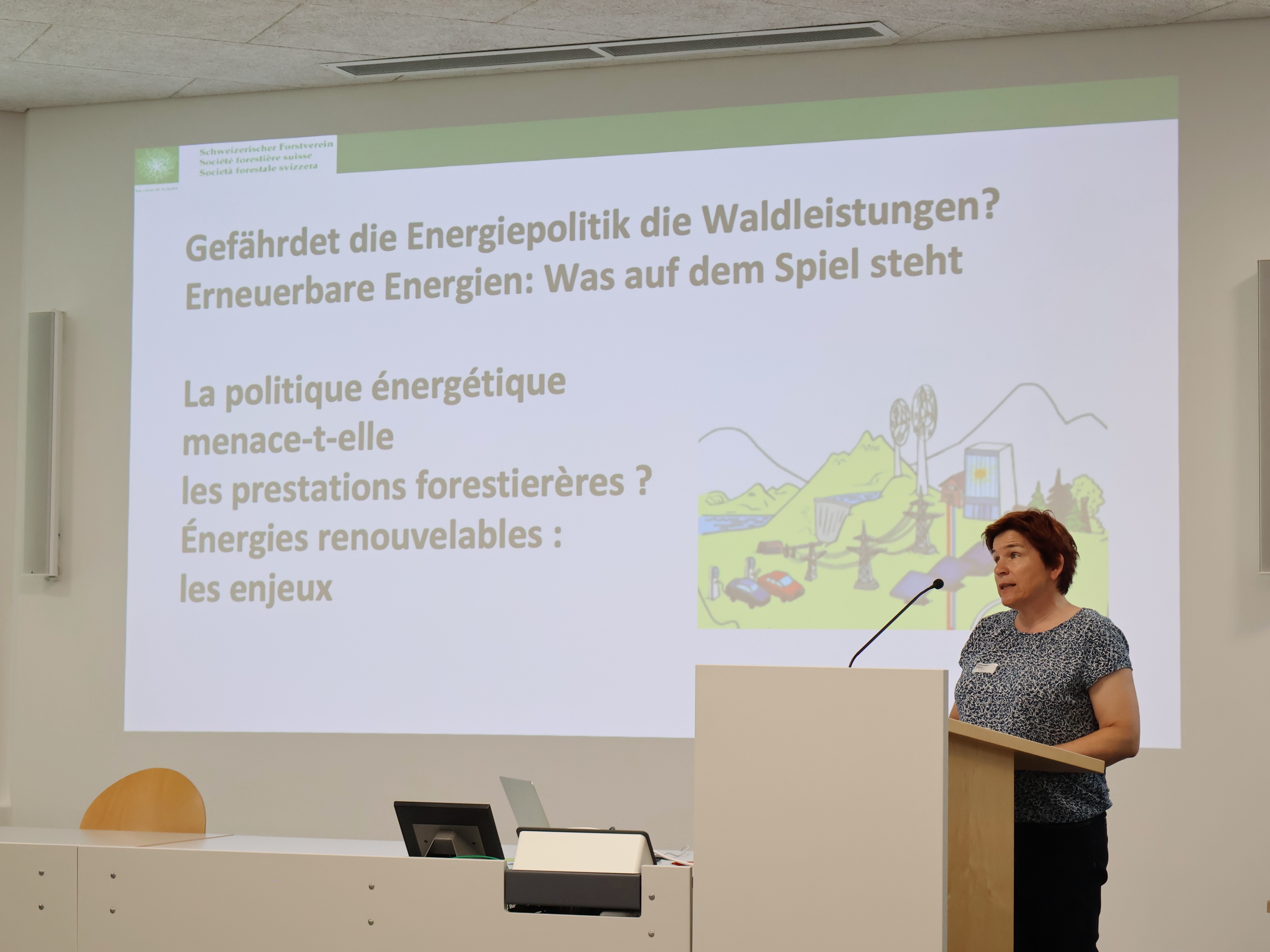 Abb 1 Regina Wollenmann führte umsichtig durch das Fachseminar.
