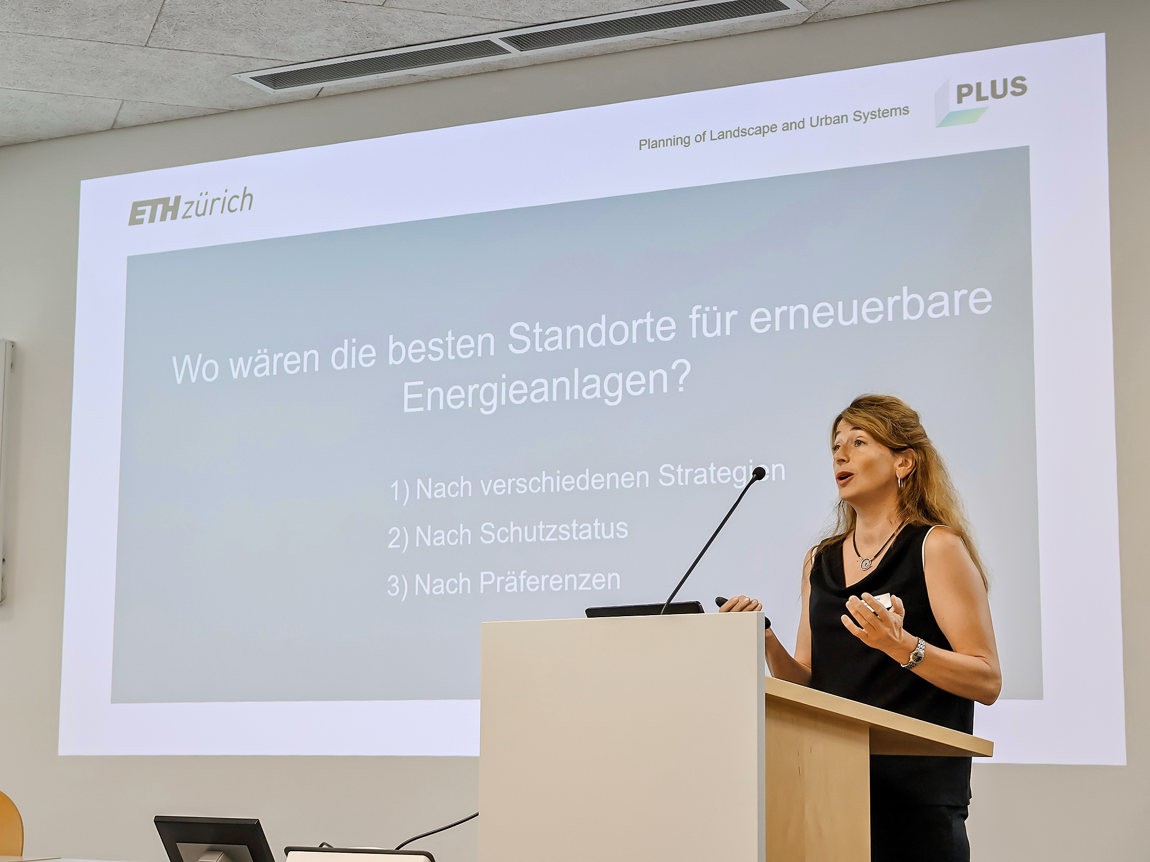 Abb 2 Adrienne Grêt-Regamey präsentierte Modellresultate für geeignete Standorte von Energieanlagen nach unterschiedlichen Kriterien.