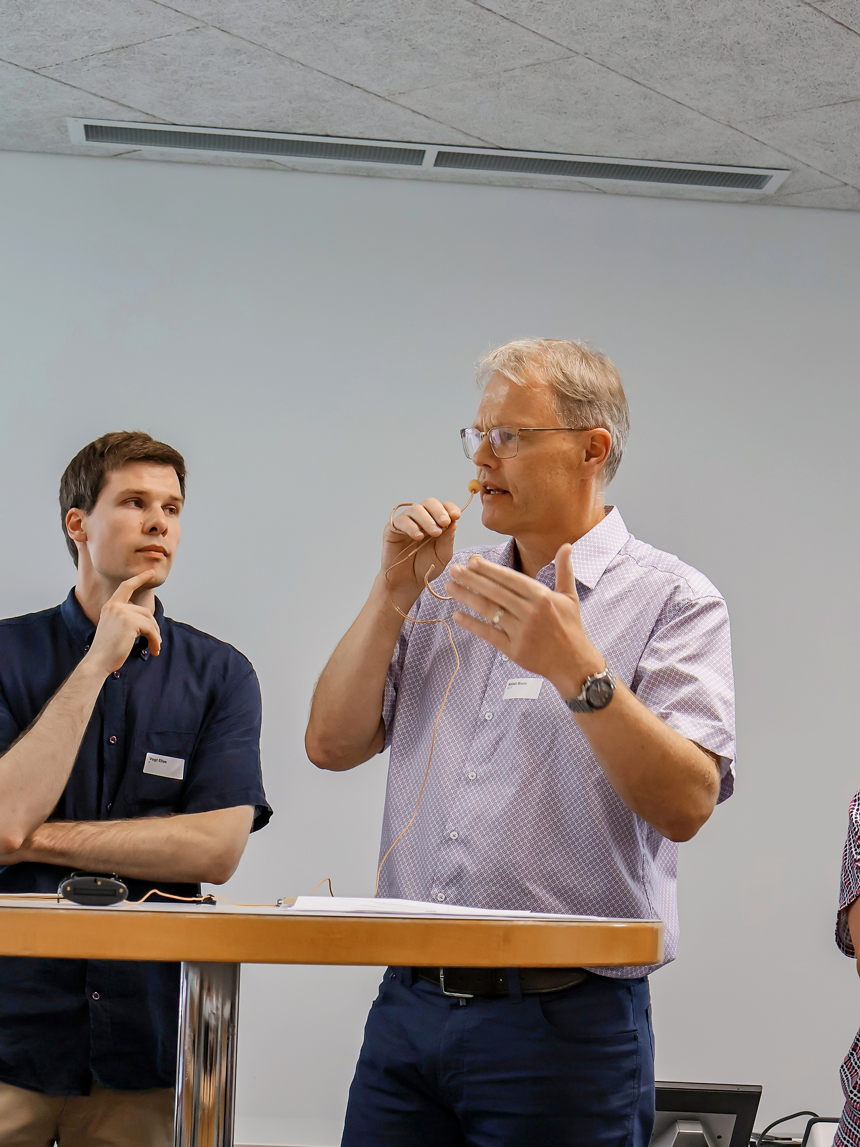 Abb 4b Bruno Röösli brachte naturräumliche und waldrechtliche Rahmenbedingungen in die Diskussion mit Elias Vogt (links) ein.