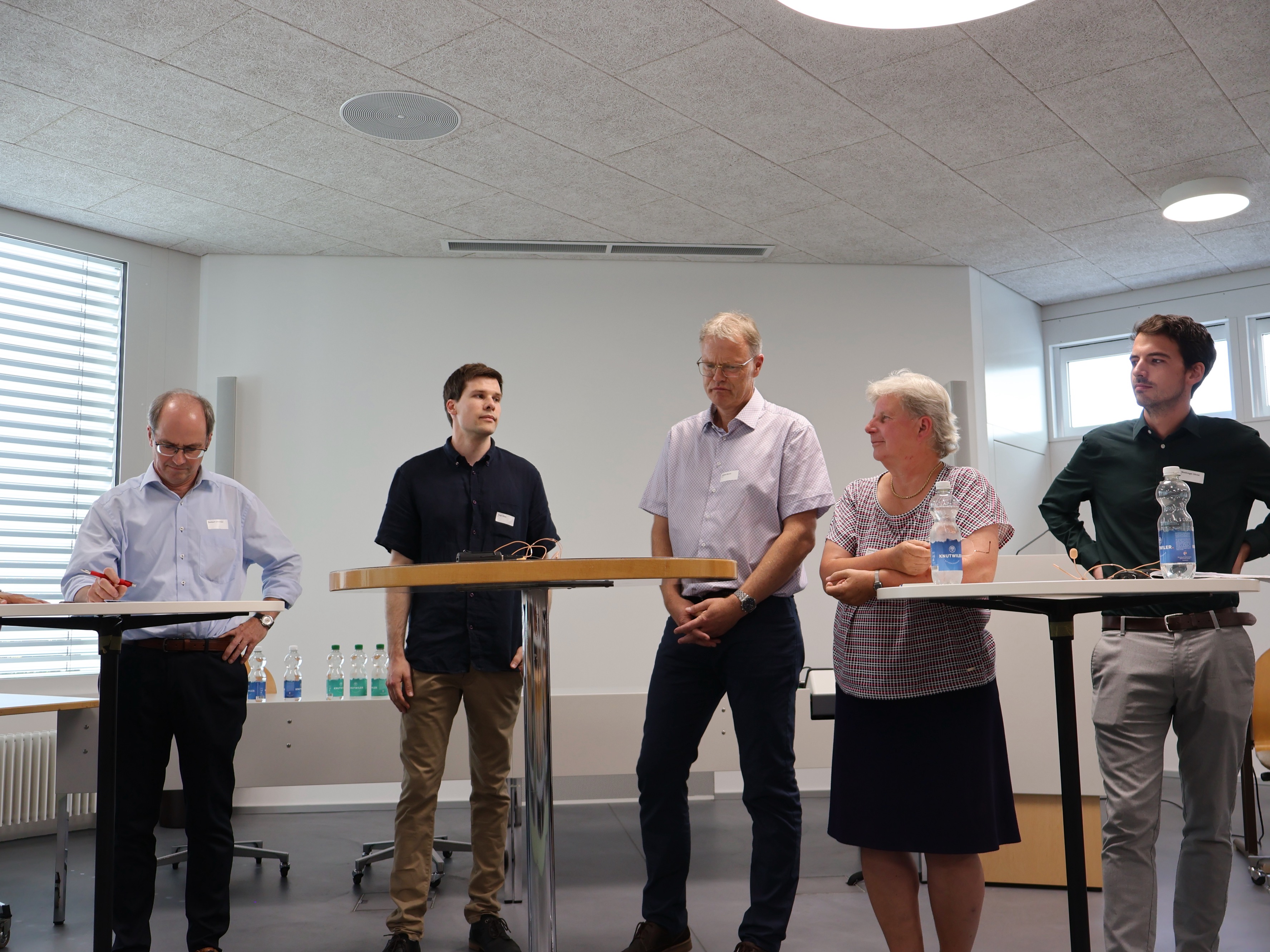 Abb 4a Ruhige Momente in einer emotionalen Debatte hatte Christian Renkert, Elias Vogt, Bruno Röösli, Christa Glauser und Olivier Waldvogel (v.l.n.r.)