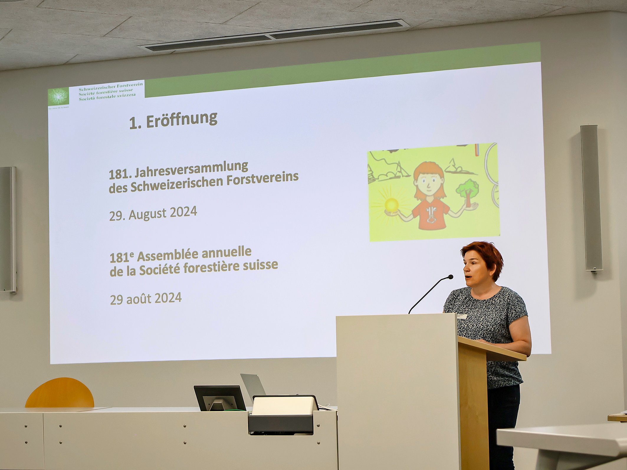 Präsidentin Regina Wollenmann eröffnet die 181. Mitgliederversammlung in Stans (NW)