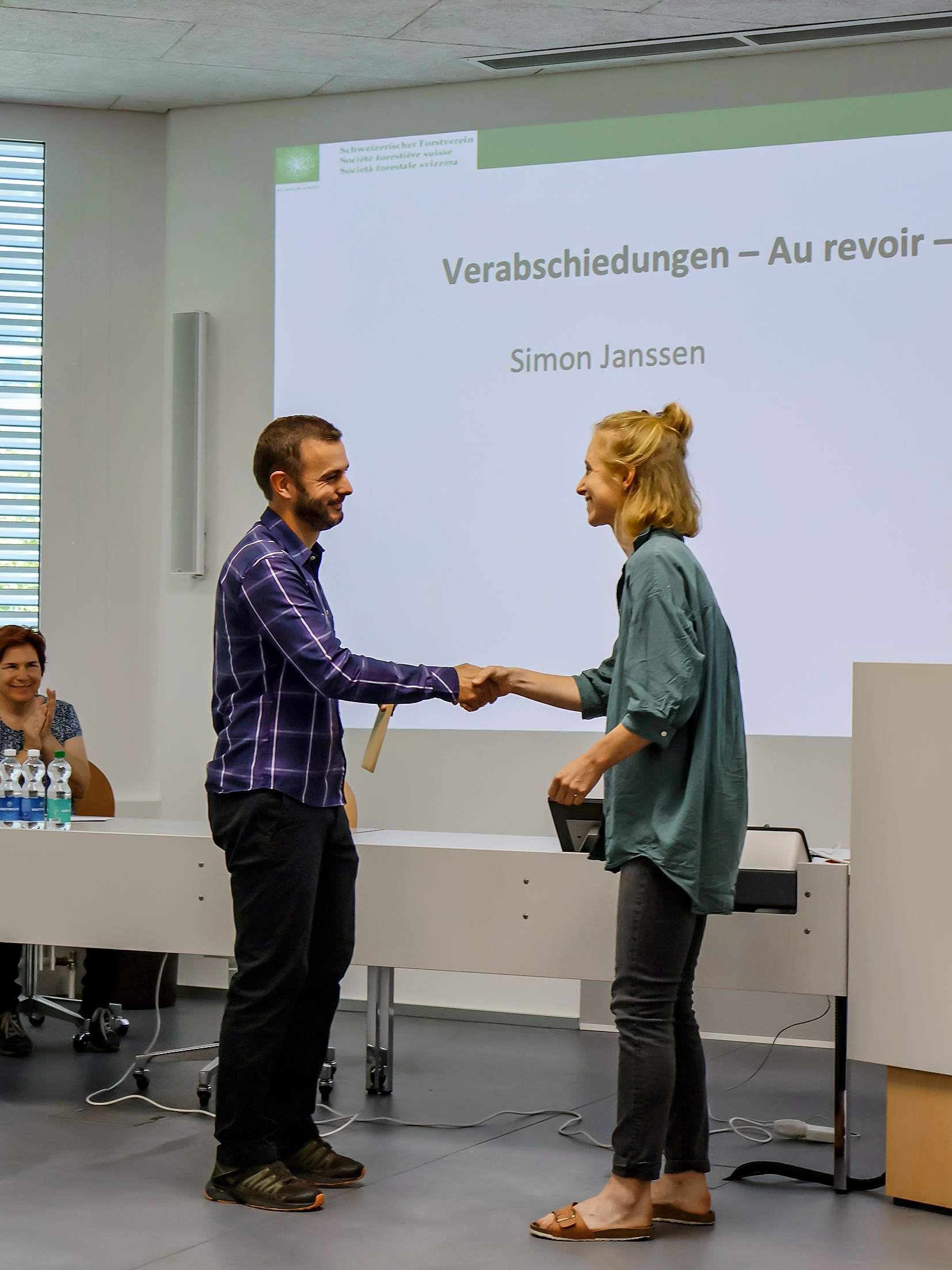 Christine Moos (rechts) verdankte die Vorstandsarbeit von Simon Janssen.