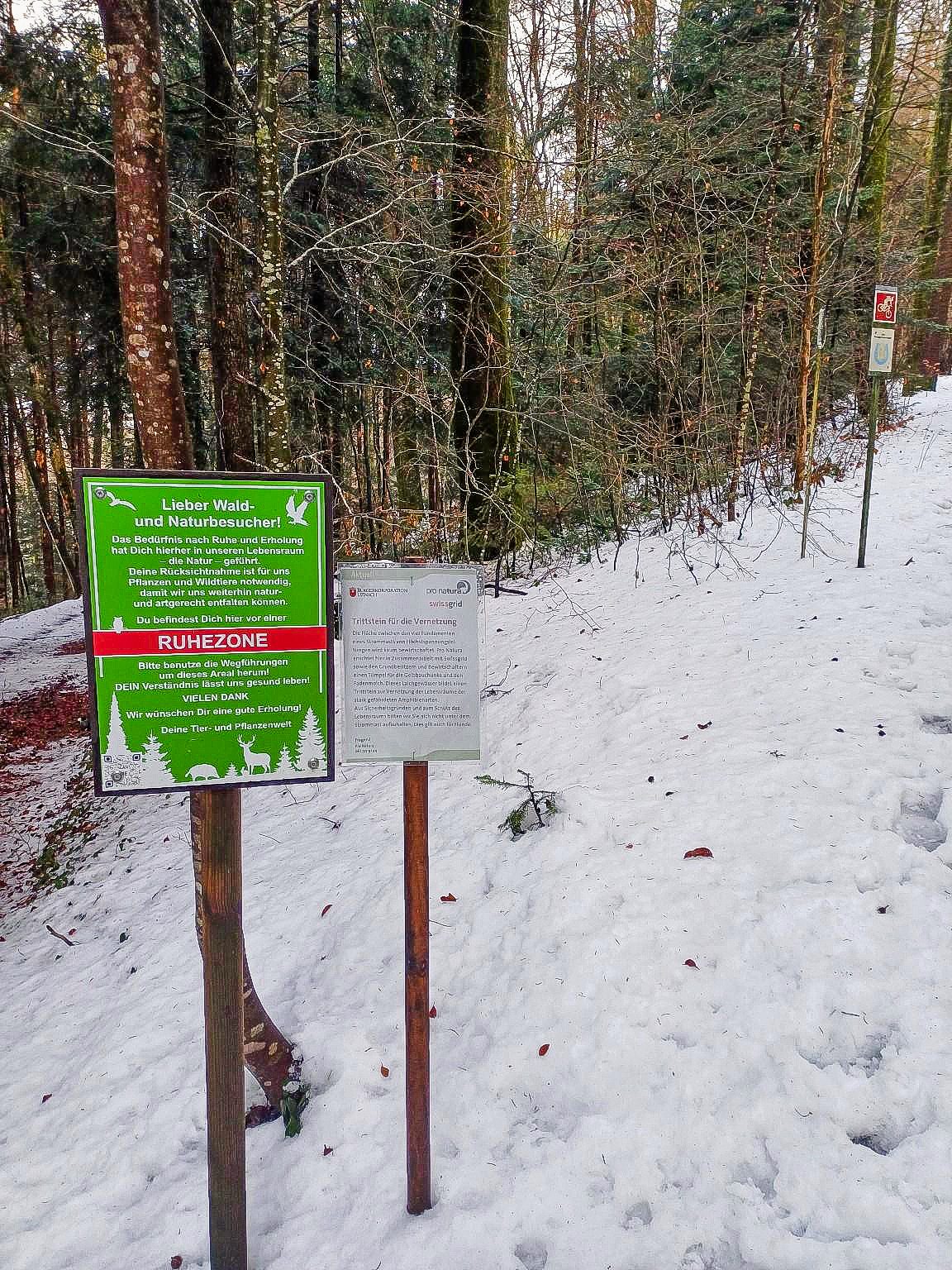Abb 2 Jägergemeinschaften weisen Wanderer auf den Beginn einer Wildruhezone im Naherholungsraum hin.