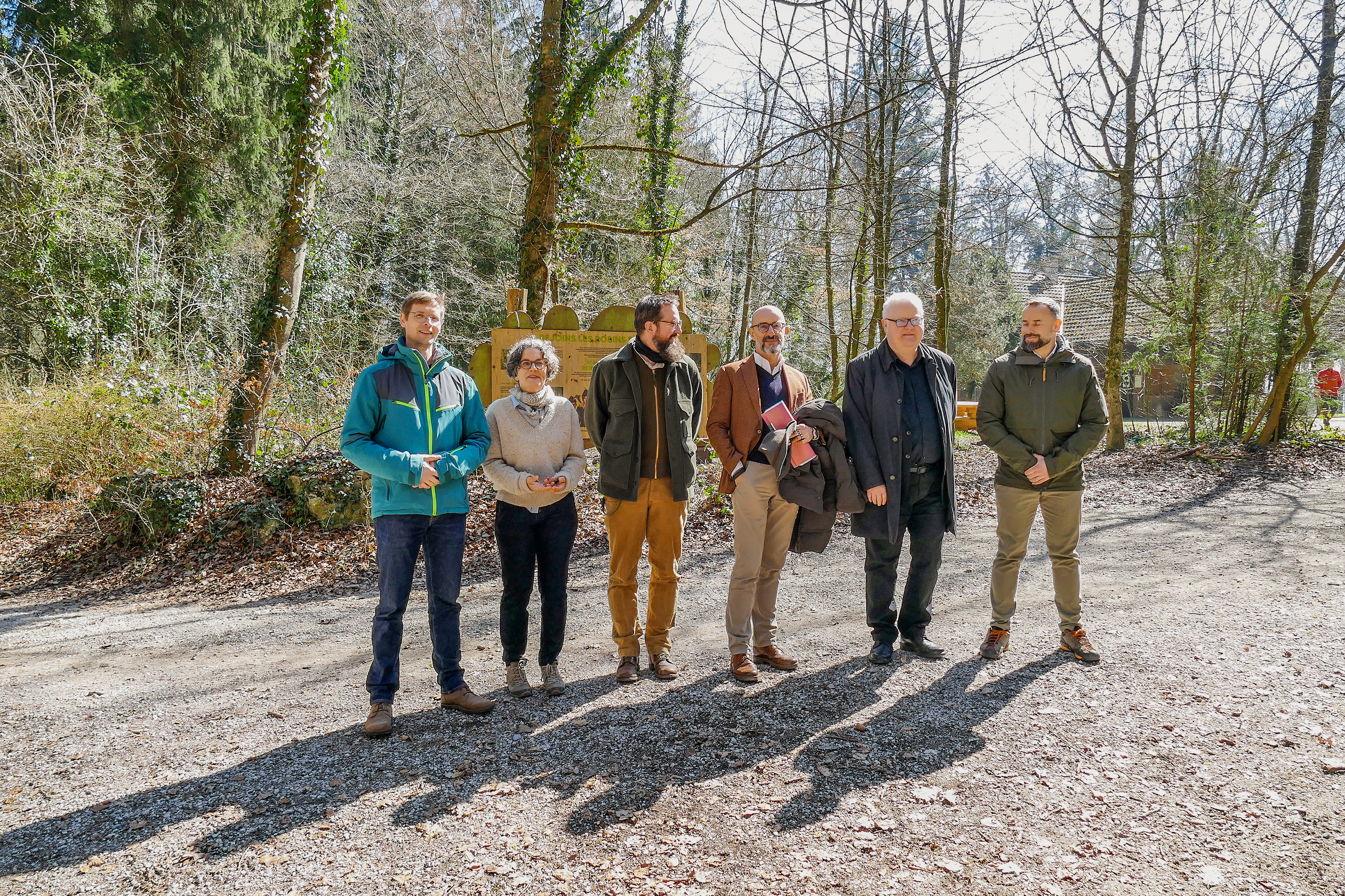 Rolf Holderegger (2. v.r.) mit Michael Reinhard (Abteilungsleiter Wald, Bundesamt für Umwelt, rechts) und den beiden Ko-Leitenden Christoph Fischer (WSL) und Alexandra Strauss (BAFU), Valentin Queloz und Marco Ferretti (beide WSL, v.l.)